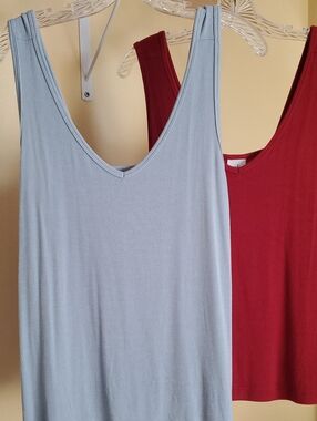 Light Blue & Cranberry Ribbed V-Neck Tank Top - Women's Sleeveless Top Sz M
